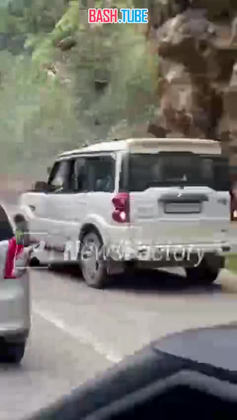  На видео - дорога Диранг–Таванг в индийском штате Аруначал-Прадеш во время схода оползня