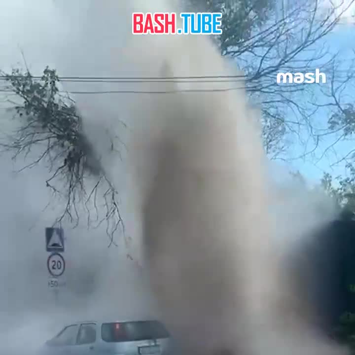  Мужчину ошпарило кипятком, когда он пытался спасти свою машину во время прорыва теплотрассы в Химках