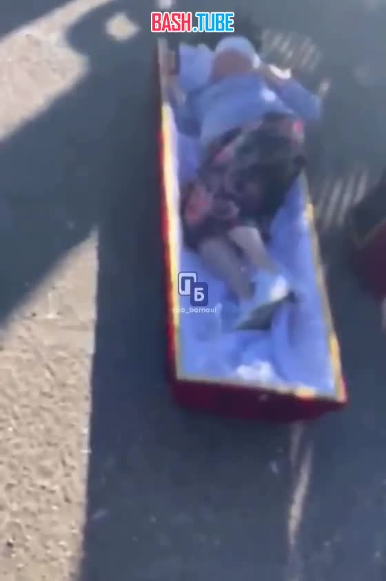  Женщина устроила перфоманс с яйцами и гробом в Алтайском крае