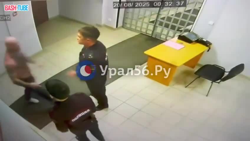  В Оренбургской области огромный накачанный полуголый татуированный амбал ворвался в отдел полиции и избил полицейских