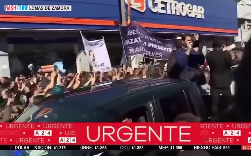  Президента Аргентины Хавьера Милея закидали камнями