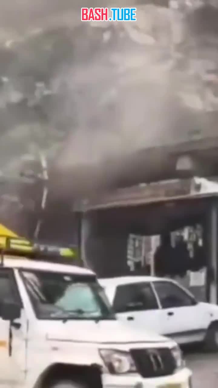  Масштабное оползни обрушились на транспортные средства и магазины в Котхай, округ Шимла, Химачал-Прадеш, Индия (27-08-2025)