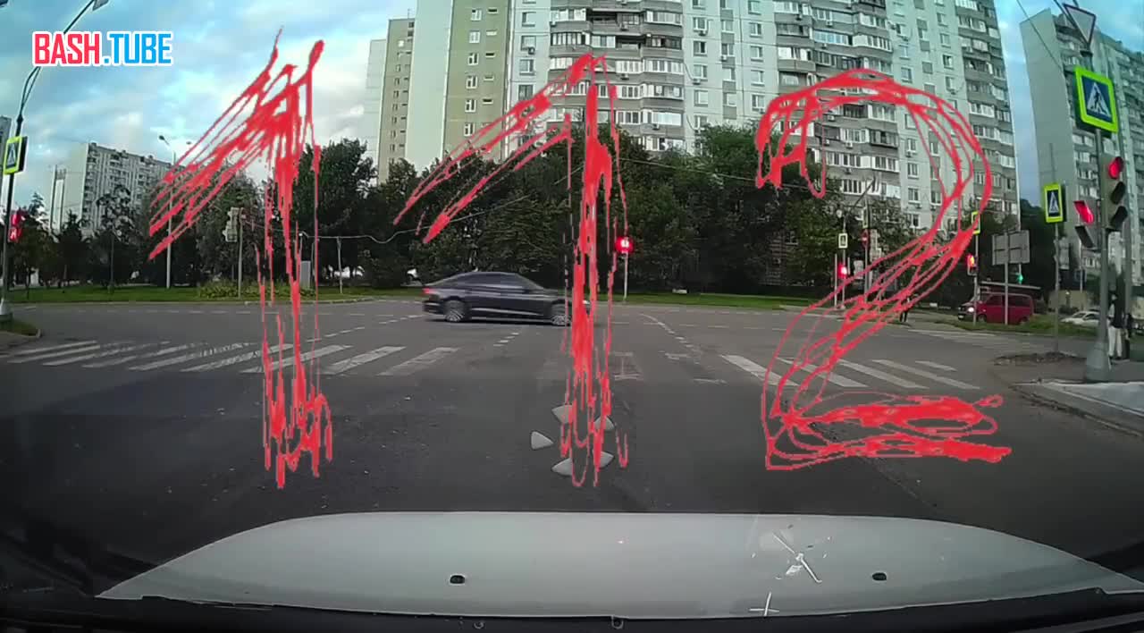  Страшное с перекрестка в Бутово. Мотоциклист на полном ходу влетел в иномарку. Конечно, не выжил