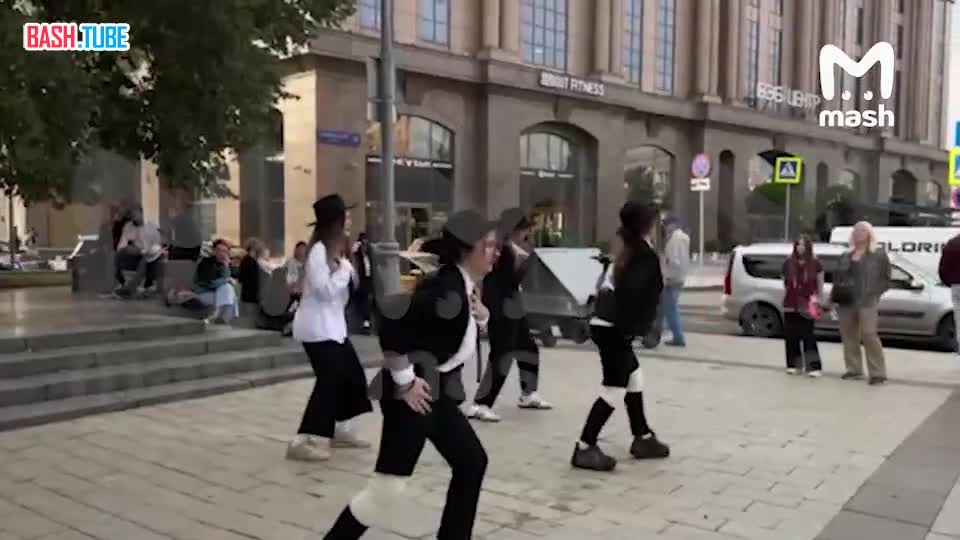  Фанаты Майкла Джексона устроили сходку у памятника Шаляпина в Москве по случаю дня рождения короля поп-музыки