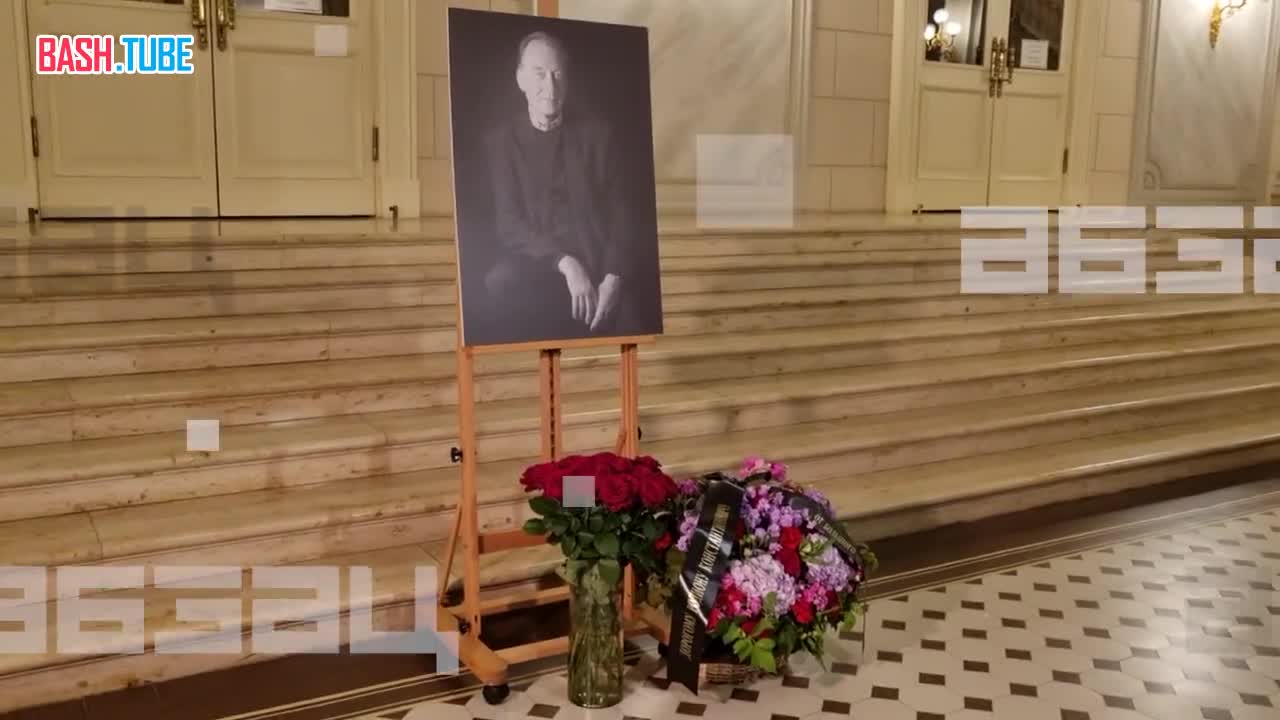  Стихийный мемориал композитора Щедрина появился в Большом театре
