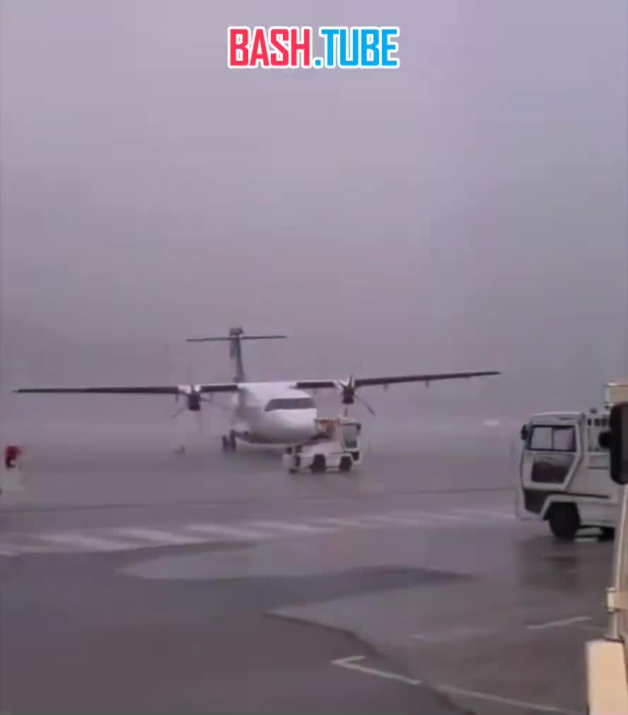  Самолёт снесло шквалом во время грозы в аэропорту острова Корсика, Франция