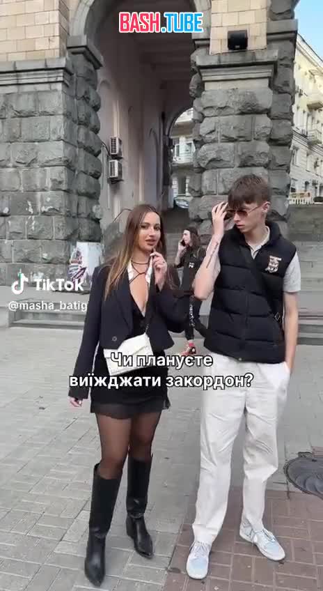  На Крещатике накануне принятия Кабмином решения о разрешении выезда мужчинам 18-22 лет провели опрос