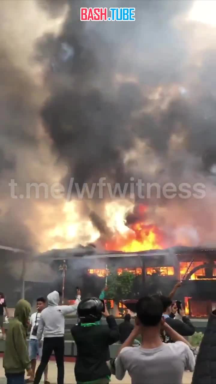  Ситуация в Индонезии с почти 300–миллионным населением, выходит из под контроля властей