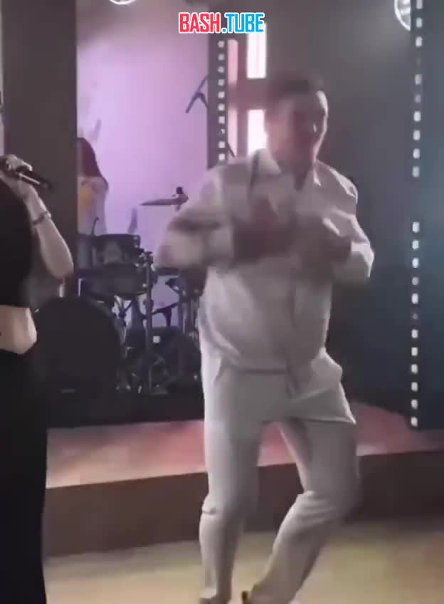  Боксер Усик попал в скандал, потанцевав и поиграв в футбол