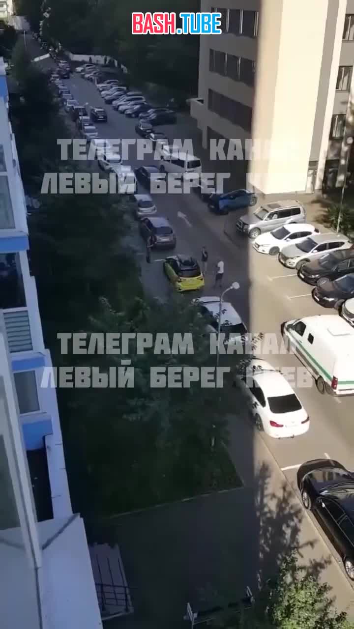  В Киеве на Воскресенской улице мужчина выпал из окна многоэтажного здания и приземлился на припаркованный рядом автомобиль