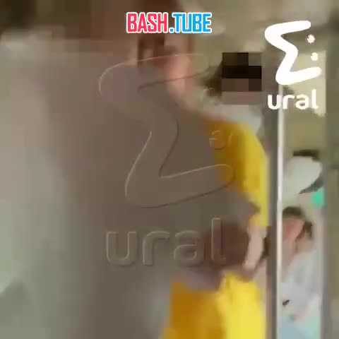  Сопровождающая в поезде здоровья, который везёт детей из Анапы в Екатеринбург, плеснула водой в голову девочке