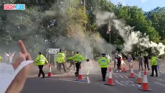  Протесты в Британии возле отеля для мигрантов в Эппинге