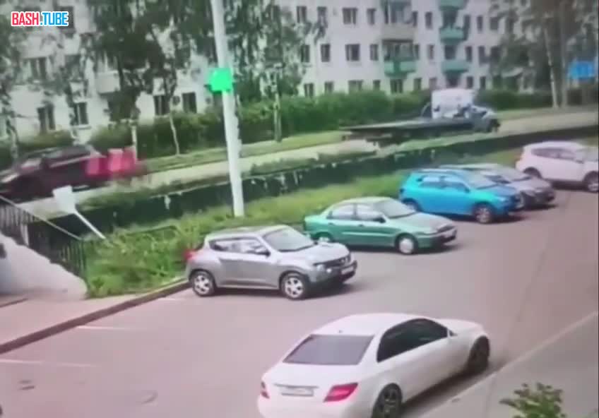  Курьер на электровелосипеде протаранил припаркованный эвакуатор и погиб