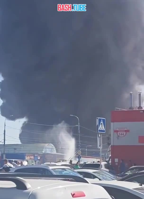  Кадры из Тракторозаводского района Волгограда, где вспыхнул масштабный пожар на рынке