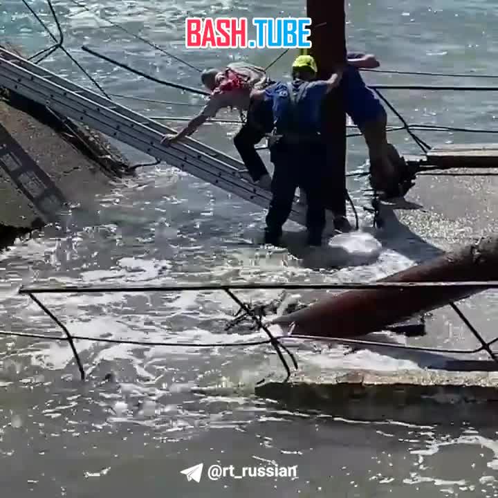  Причал обрушился в Алуште: застрявших там рыбаков пришлось эвакуировать спасателям