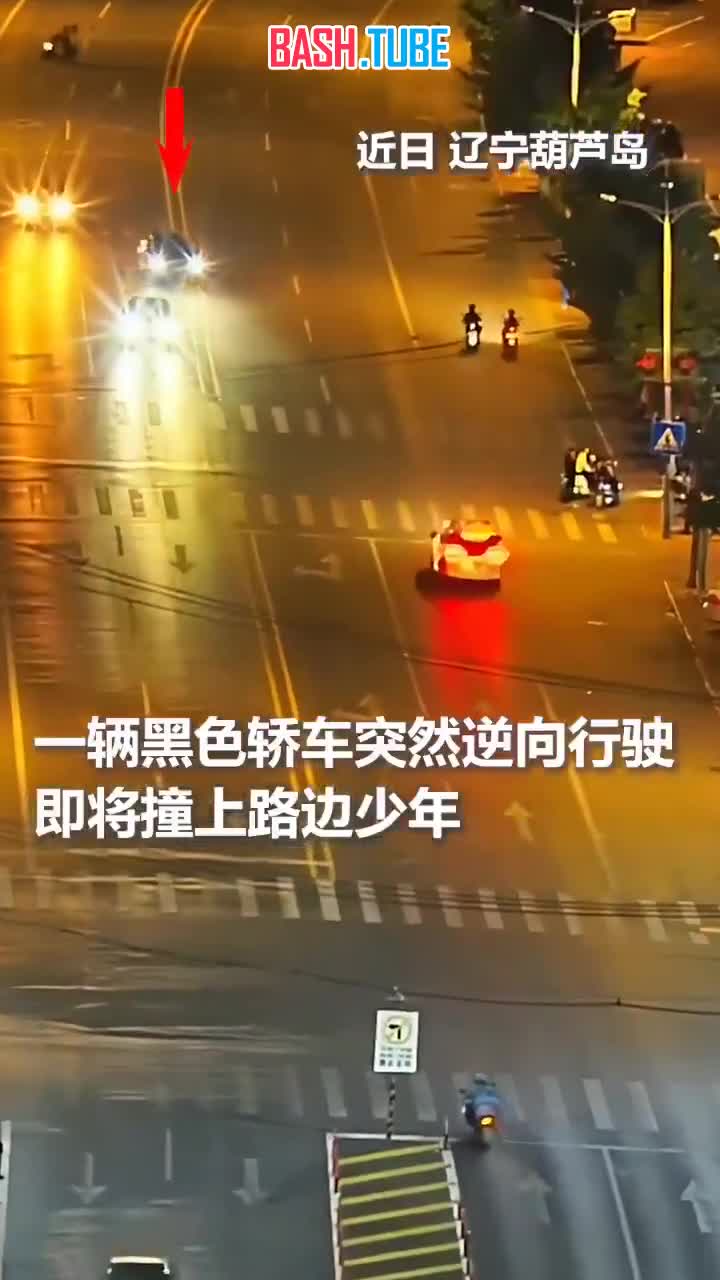  Чёрная машина внезапно выехала на встречку, направляясь в сторону людей на обочине