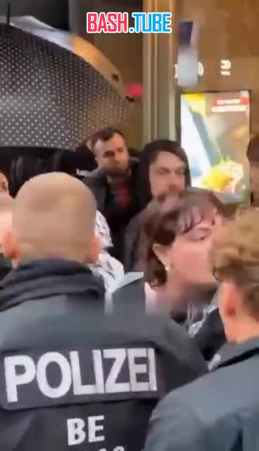  Европейские соцсети бурлят из-за избиения левой феминистки немецким полицейским