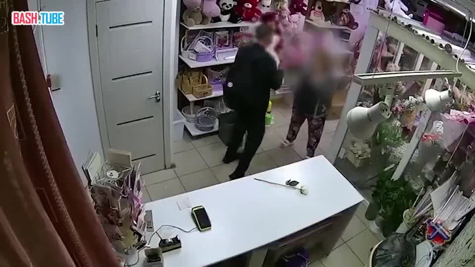  Буйный скуф избил продавщицу цветов, похитив букет и плюшевого медведя для подарка