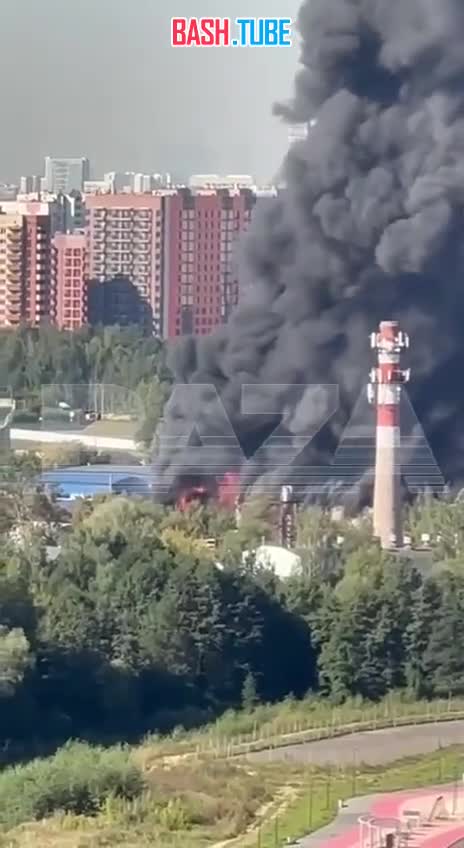  Пожарные пока не могут потушить огонь в складских помещениях в Балашихе