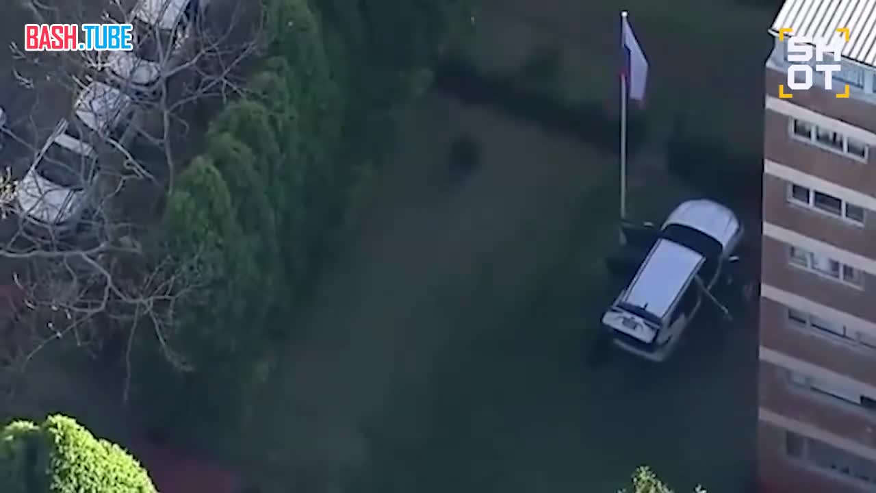  Неизвестный протаранил ворота генконсульства России в Сиднее (Австралия)