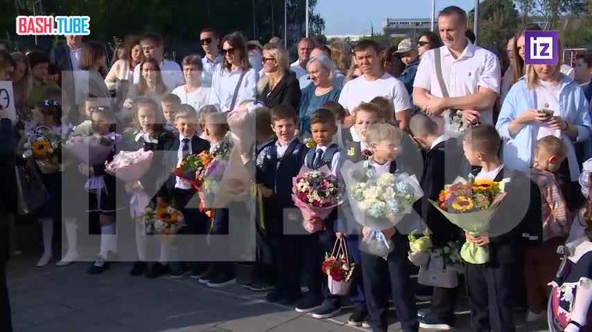  Школьные дворы по всей стране наполнились белыми бантами, букетами цветов и счастливыми улыбками первоклассников