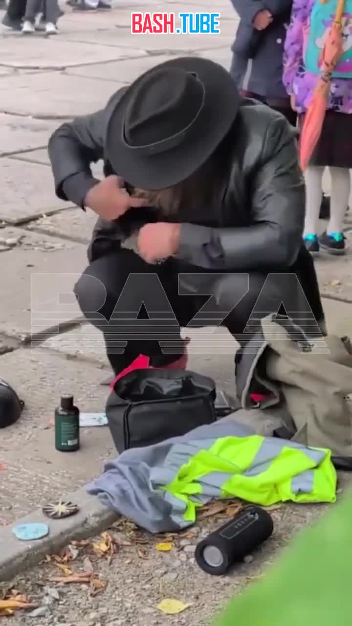  Новосибирец жонглировал ежами и снимал штаны на школьной линейке - так он пытался развеселить школьников