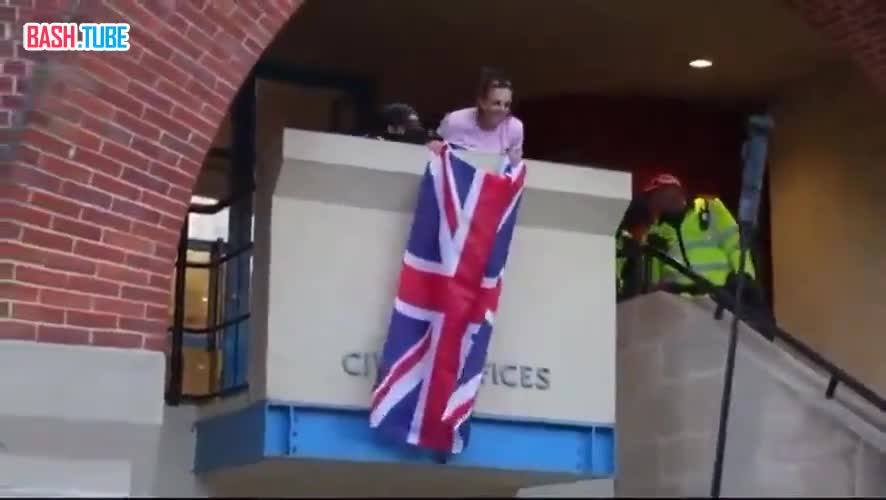  В Великобритании женщину арестовали за вывешивание государственного флага на здание городского совета