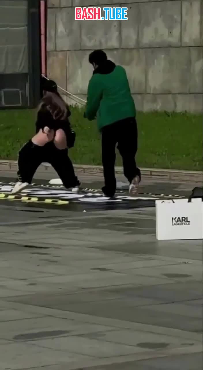  Екатеринбуржец был шокирован бесплатным шоу, которое устроила девушка на улице