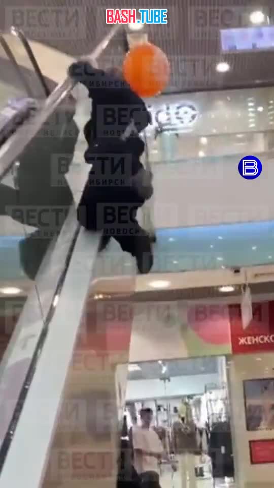  15-летняя девочка сорвалась с эскалатора с высоты нескольких метров в торговом центре «Сан-Сити», жёстко ударившись о плитку