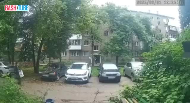  Школьники на самокатах чуть не убили женщину во дворе после школьной линейки