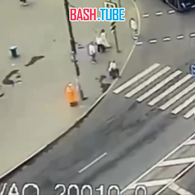  Момент смертельного ДТП на Святозерской улице в Москве попал на видео