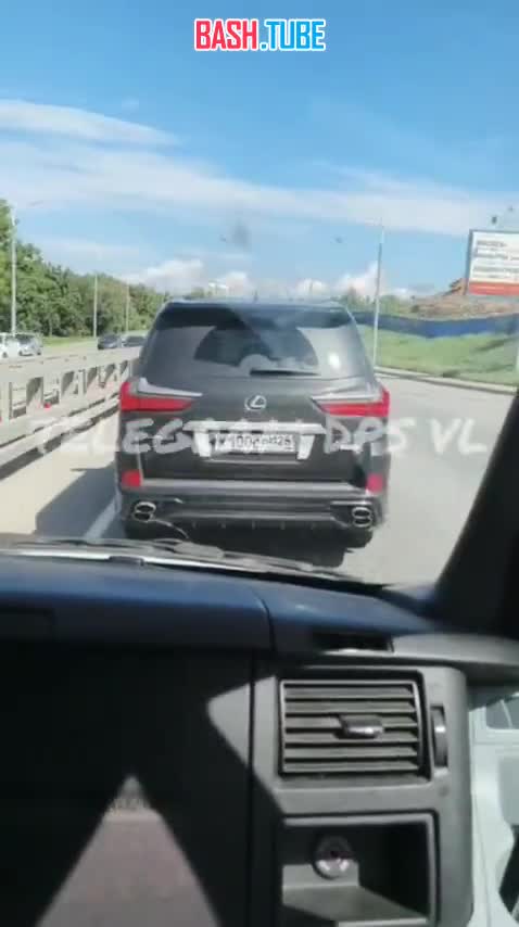  Во Владивостоке мужик на Lexus блокировал проезд скорой помощи, которая спешила на вызов к тяжелому пациенту с инсультом