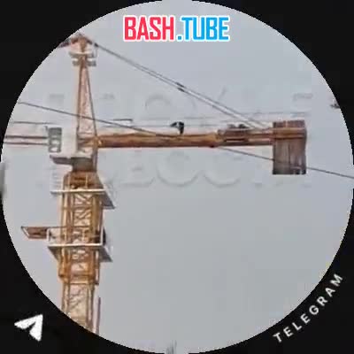  Очевидцы заметили на московской стройке мигранта, который прервал работу ради намаза на высоте