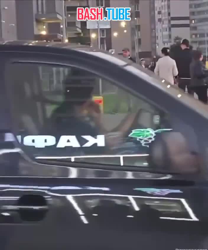  В Петербурге мужчина ударил робота-доставщика