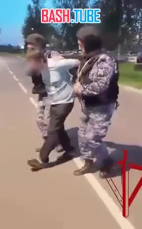  В Подмосковье мужчина угрожал ножом прохожим, которые защитили от него девушек, отказавших в знакомстве