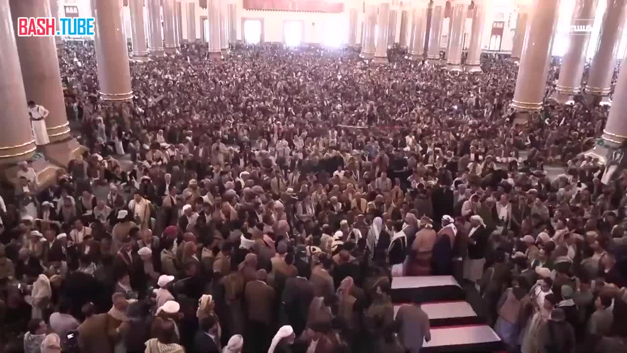  Новый премьер-министр правительства хуситов, Мохаммед Мифтах, на похоронах бывшего премьер-министра и 11 министров