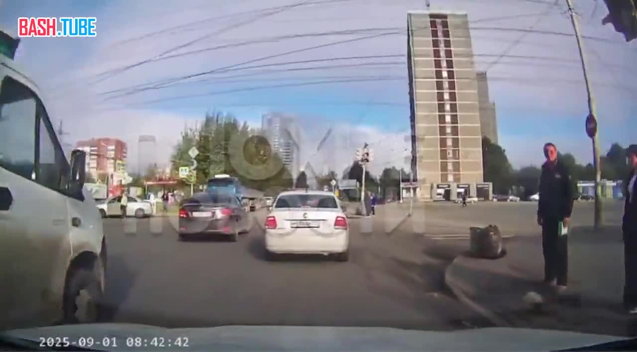  В Екатеринбурге толпа таджиков набросилась на водителя, который, по их мнению, не уступил дорогу