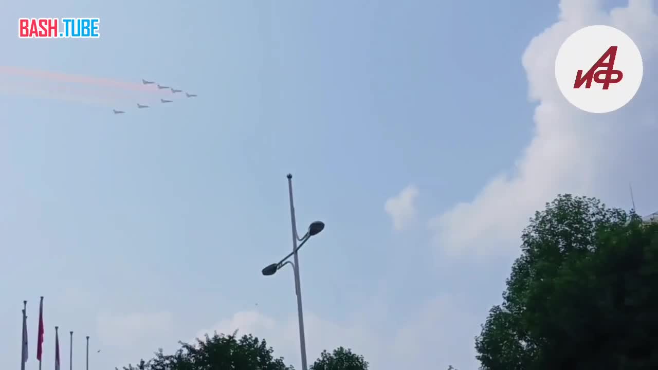  Пролет самолетов во время парада в Пекине