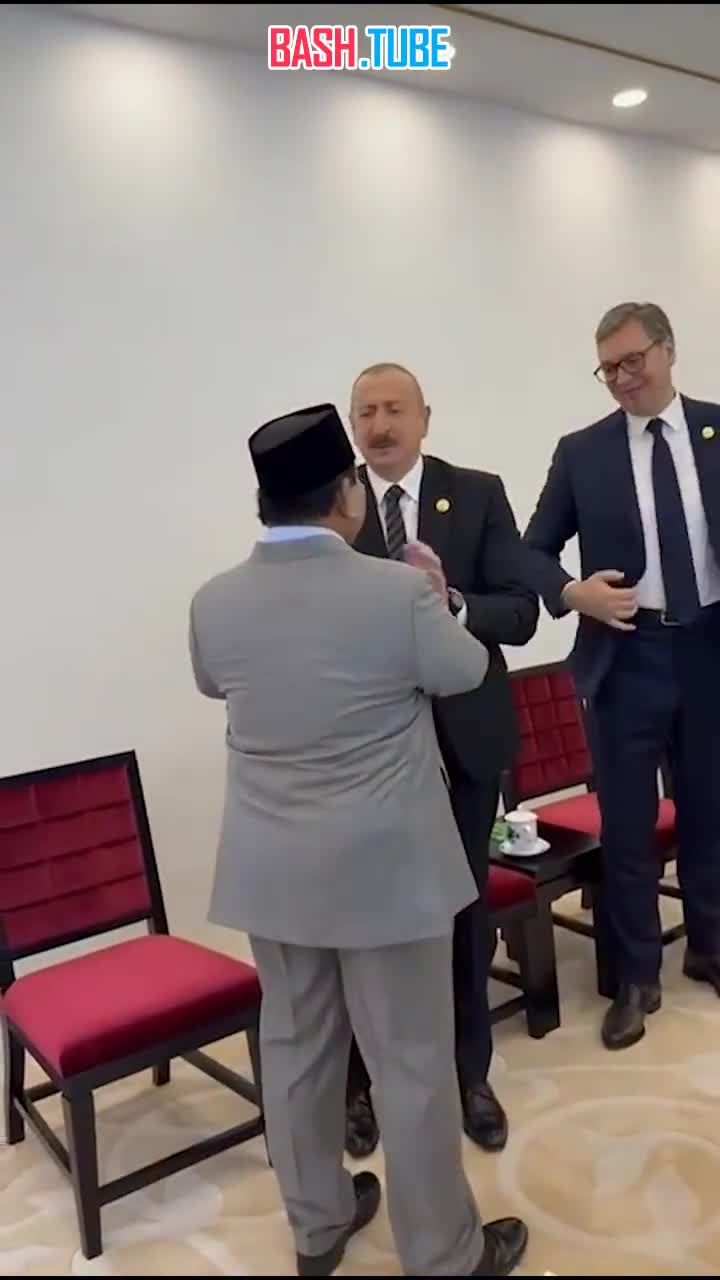  Президент РФ Владимир Путин поприветствовал президента Азербайджана Ильхама Алиева в Пекине