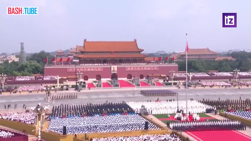  Тысячи военнослужащих маршируют на площади Тяньаньмэнь во время пешей части парада в Пекине