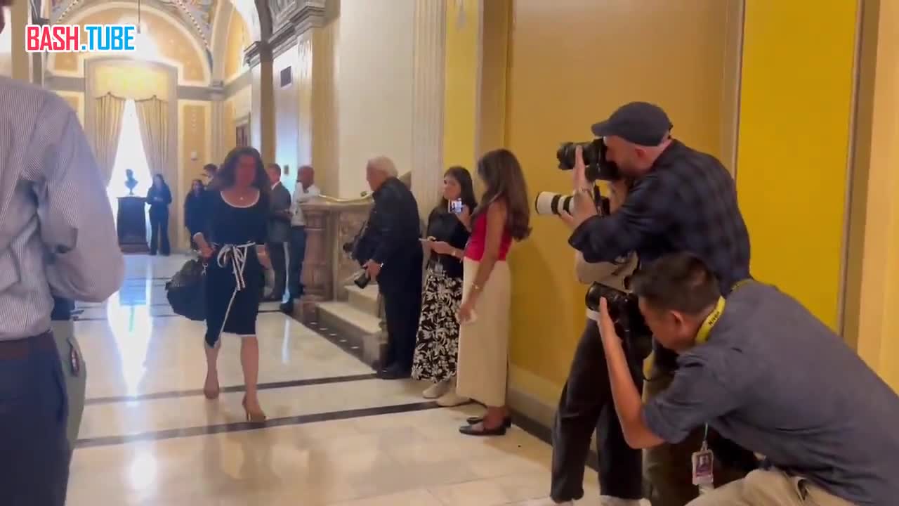  Член Палаты представителей США Нэнси Мейс явно расстроенной покидает встречу с жертвами Эпштейна в Капитолии