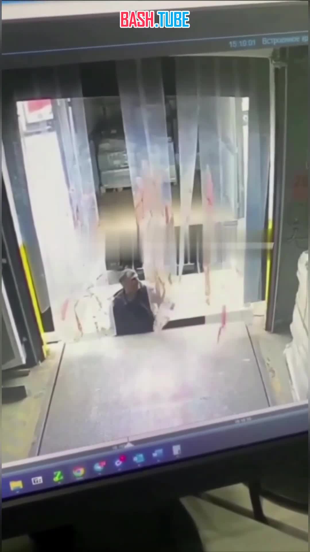  В Москве водитель на грузовике, сдавая назад, не заметил мужчину и сломал его пополам