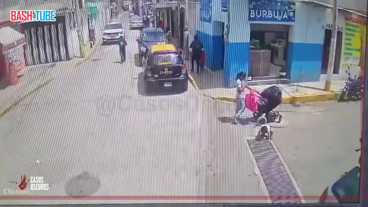  В Мексике мамаша отвлеклась на телефон и не заметила, как ее сына переехал автомобиль