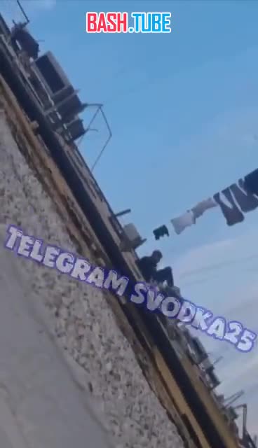  Во Владивостоке психбольная девушка спрыгнула с 7 этажа на глазах соседей: во время падения с нее слетели штаны