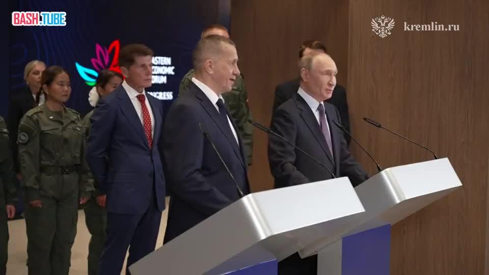  Президент России Владимир Путин дал старт работе новых инфраструктурных объектов на Дальнем Востоке, сообщили в Кремле