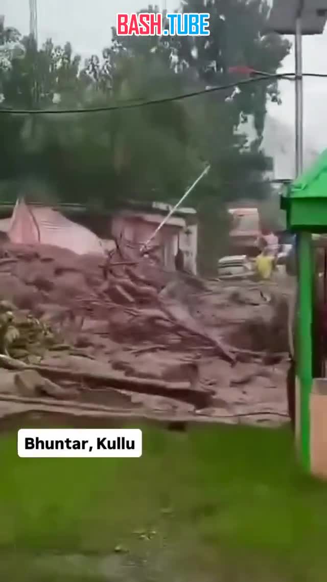  Несколько селевых потоков и оползней сошли в городе Куллу, Индия, Химачал-Прадеш, 4 сентября