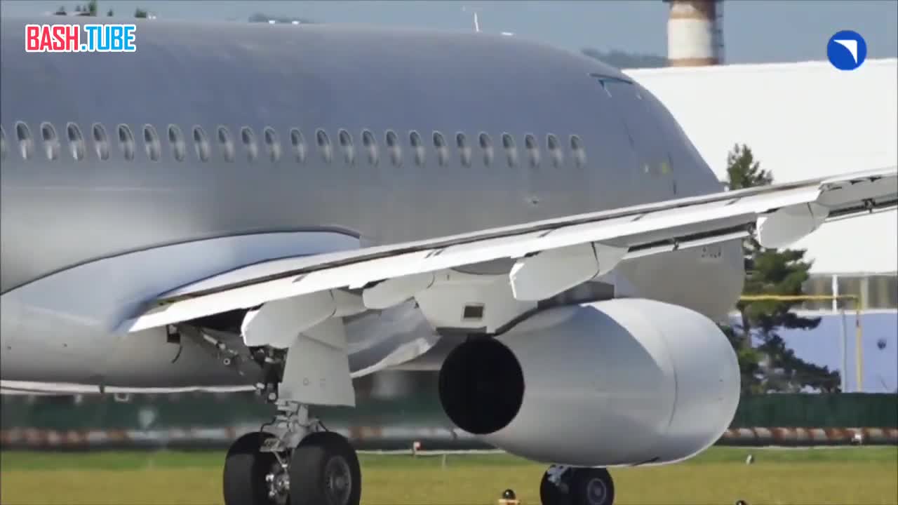  Первый полностью российский лайнер SJ-100 совершил полет на двигателях ПД-8