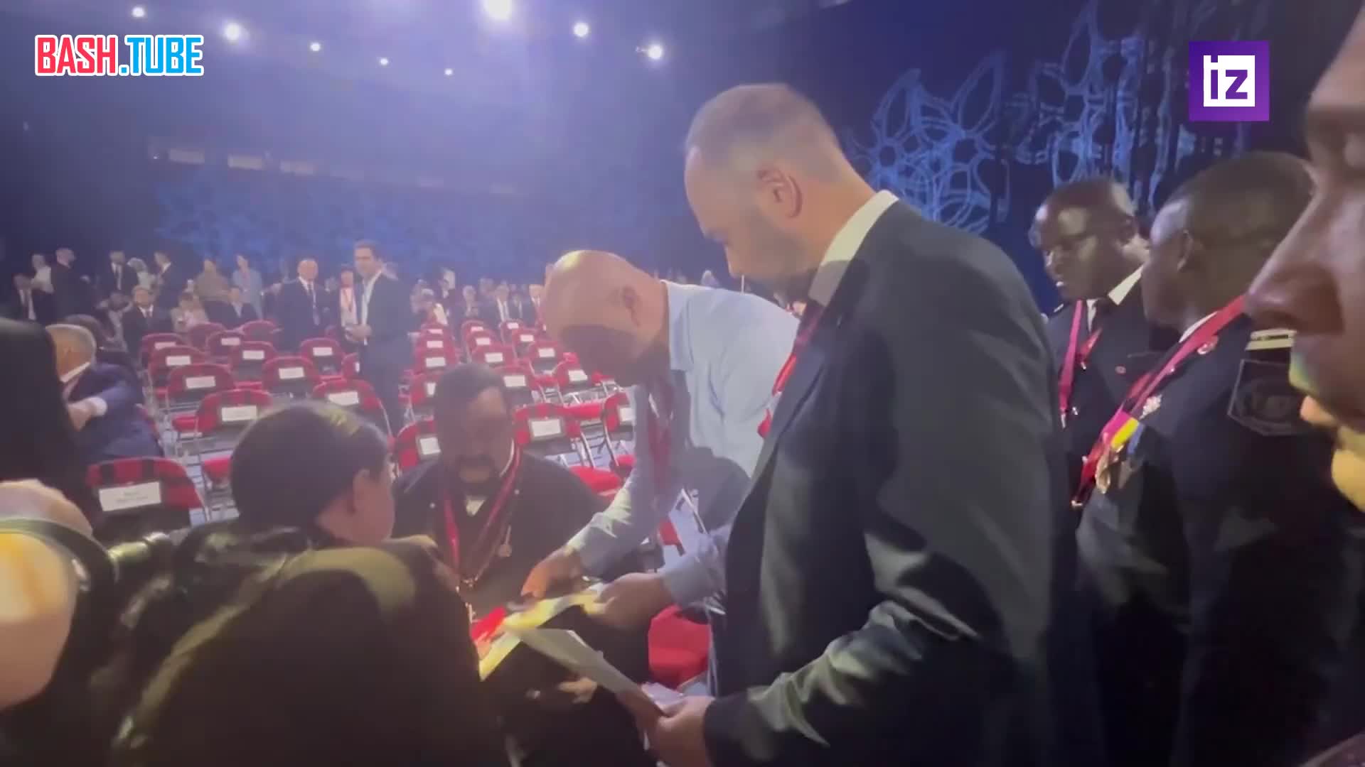  Стивен Сигал пришел на пленарное заседание ВЭФ-2025, где выступит Владимир Путин