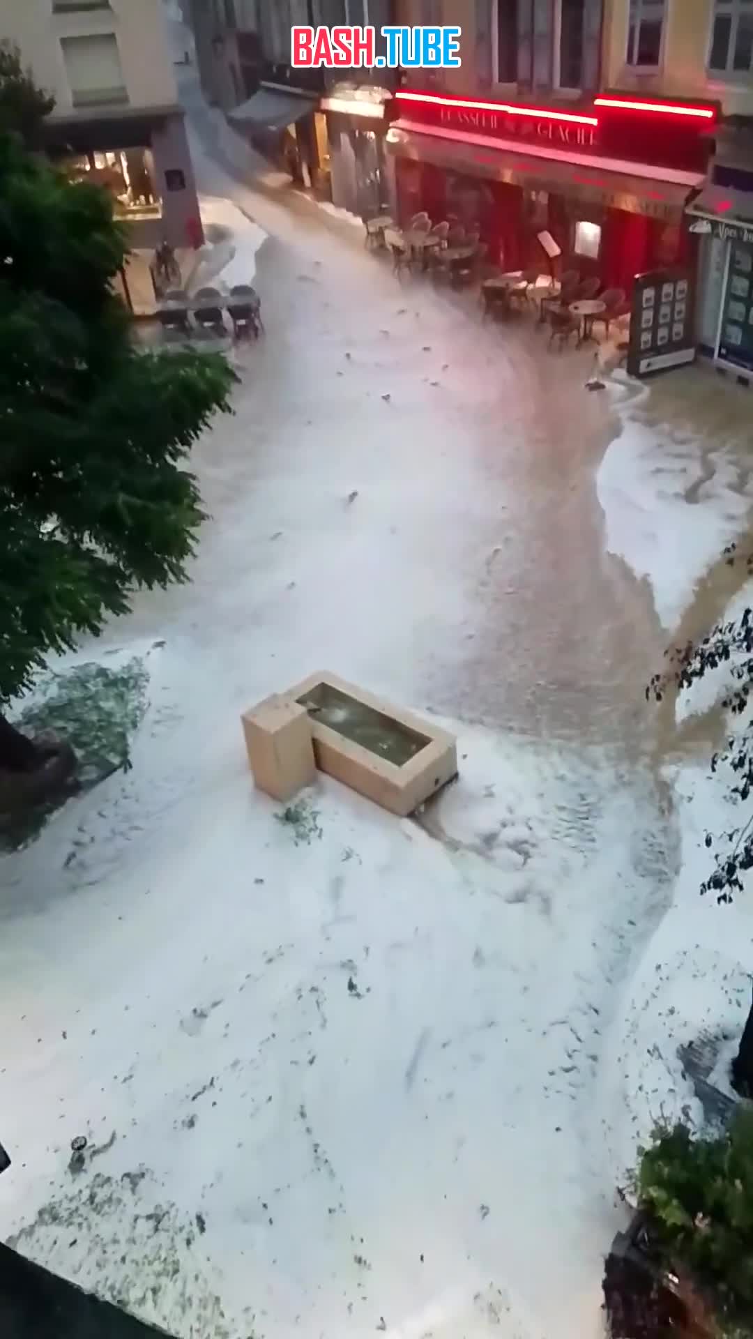  Во Франции град обрушился на город Гап в департаменте Верхние Альпы и вызвал наводнение