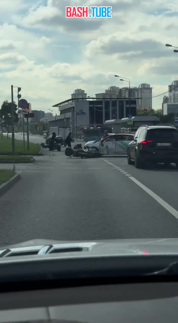  Два мотоцикла и каршеринг столкнулись на проспекте Вернадского, возле ТЦ «Авеню»
